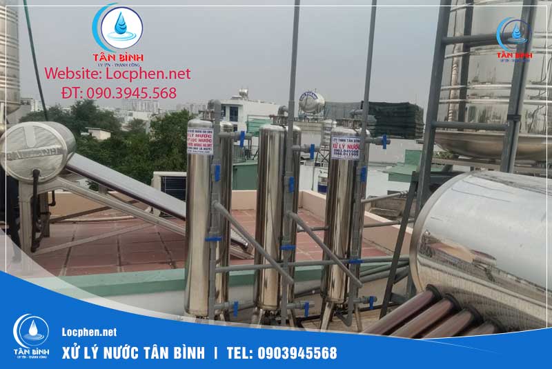 Bộ lọc nước giếng khoan được đặt trên sân thượng ngôi nhà